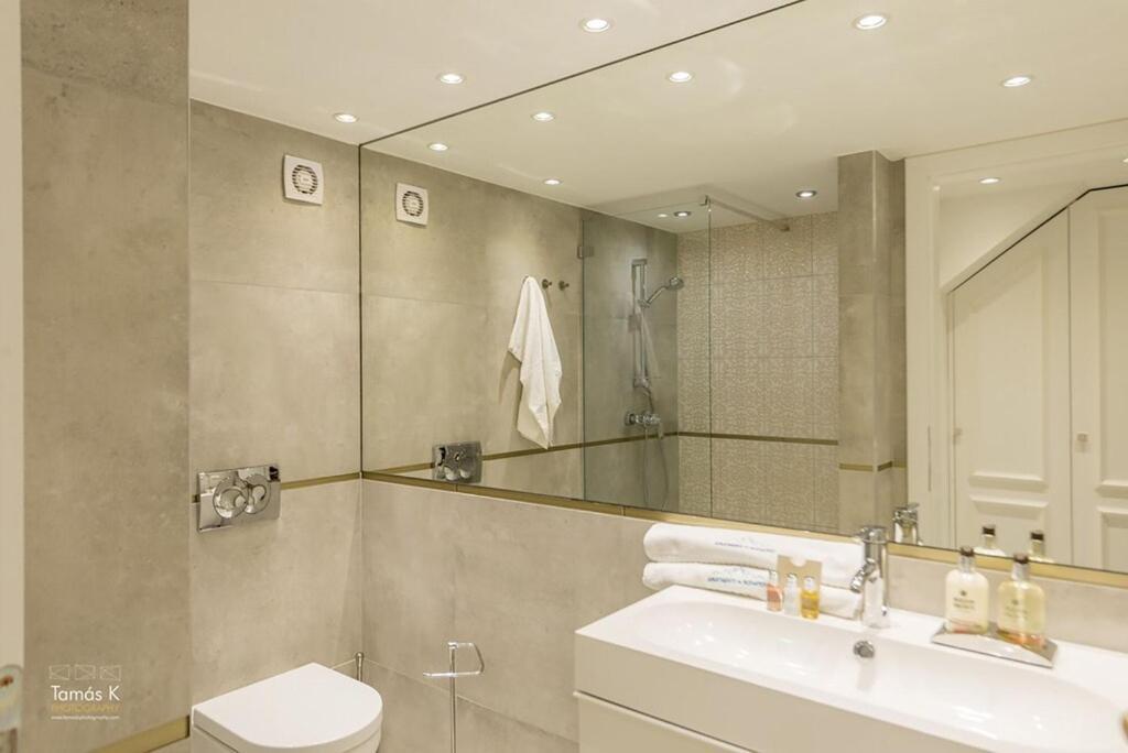 Bpr The Golden Astoria With Balcony And A/C Apartment Budapest Luaran gambar