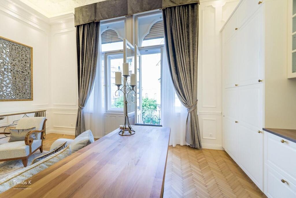 Bpr The Golden Astoria With Balcony And A/C Apartment Budapest Luaran gambar